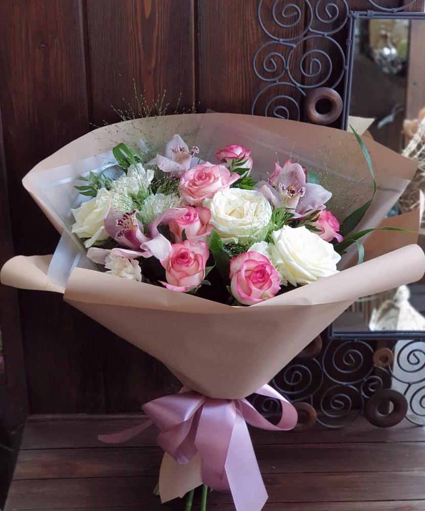 Букет майское утро в Бакчаре Букет цветов из: Гвоздики, Орхидеи, Розы и Хризантемы в Бакчаре