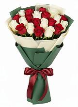 Букет Микс из красных и белых роз в Бакчаре