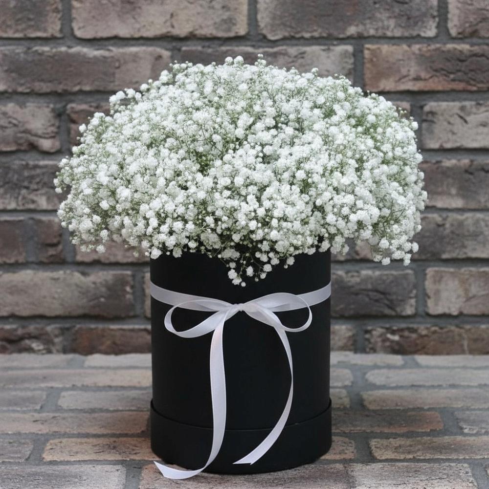 Цветочная композиция из Гипсофила в шляпной коробке в Бакчаре