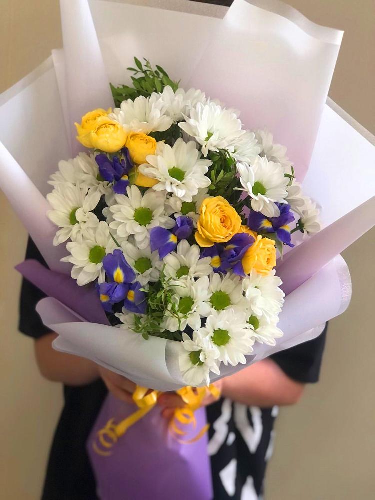 Букет цветов из: Ирисы, Хризантемы и Розы в Бакчаре