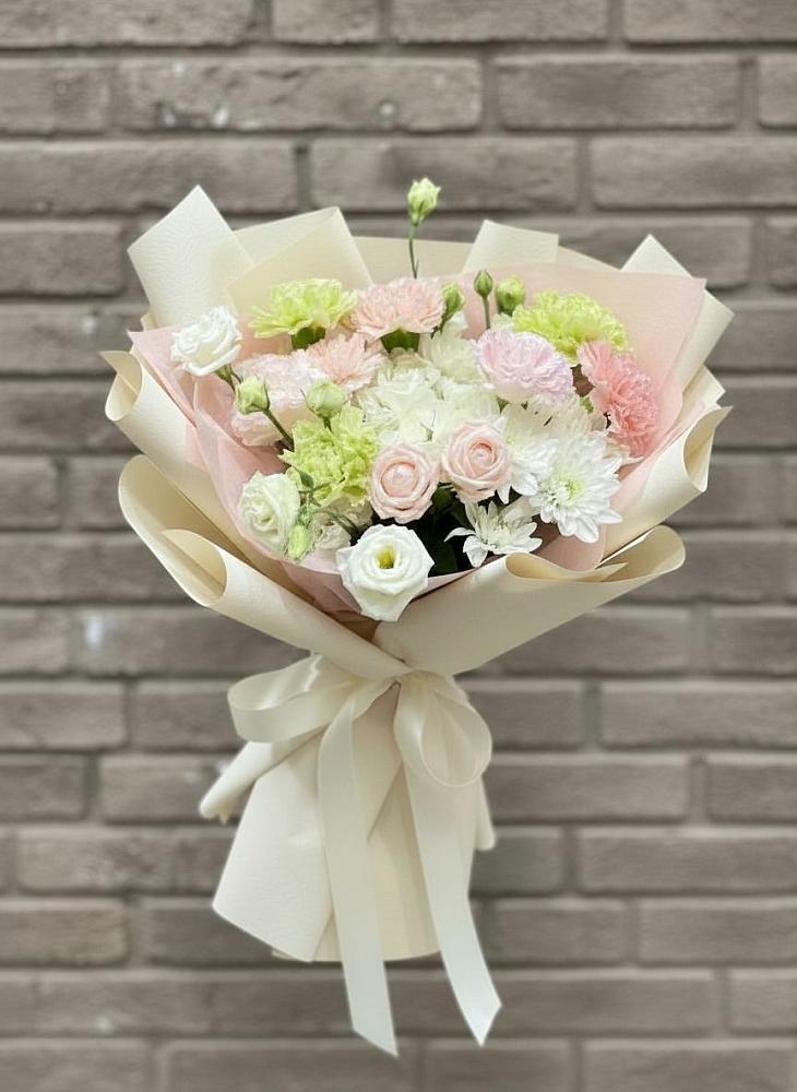 Букет Трепет мечты в Бакчаре Букет цветов из: Гвоздики, Розы, Лизиантусы и Хризантемы в Бакчаре