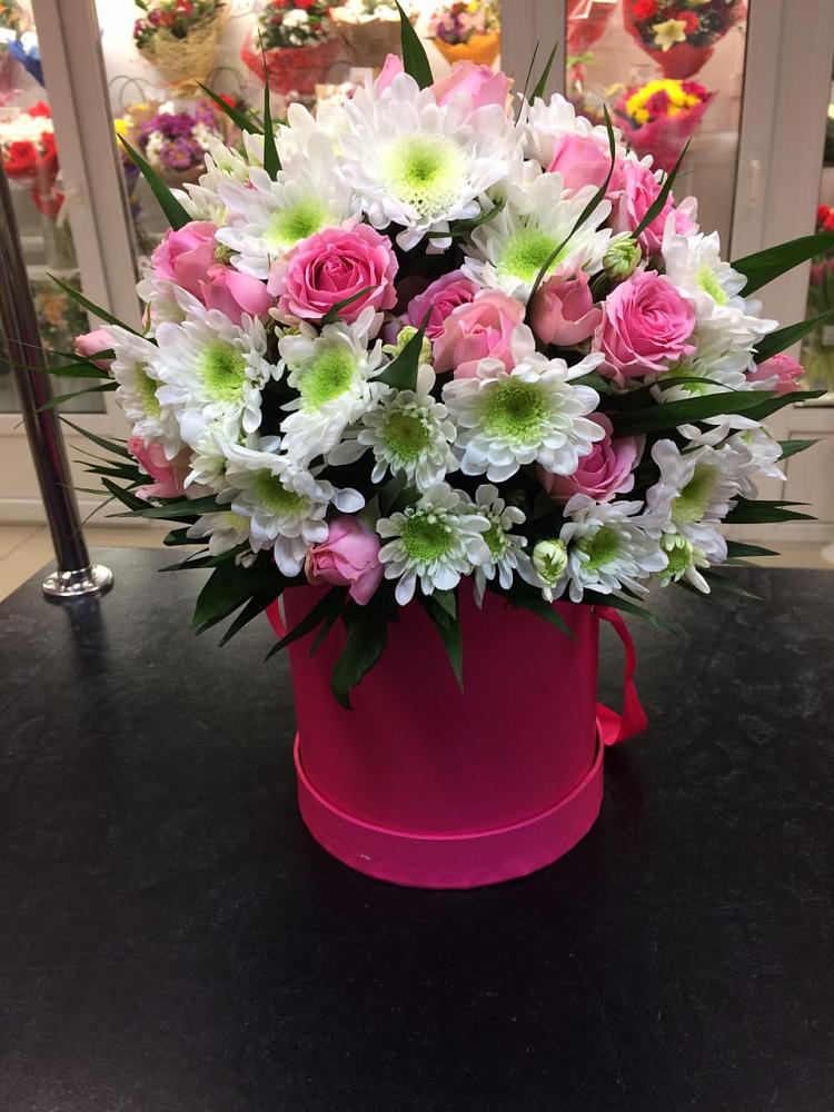 Цветочная композиция из Розы и Хризантемы в шляпной коробке в Бакчаре