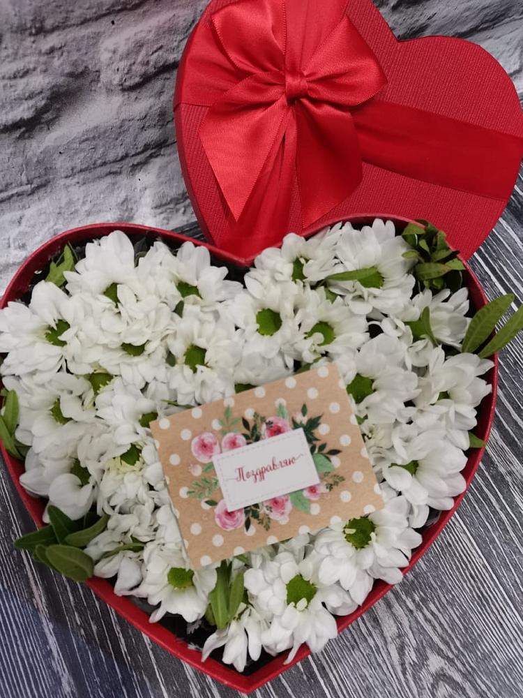 Цветочная композиция из Хризантемы в виде сердца в Бакчаре