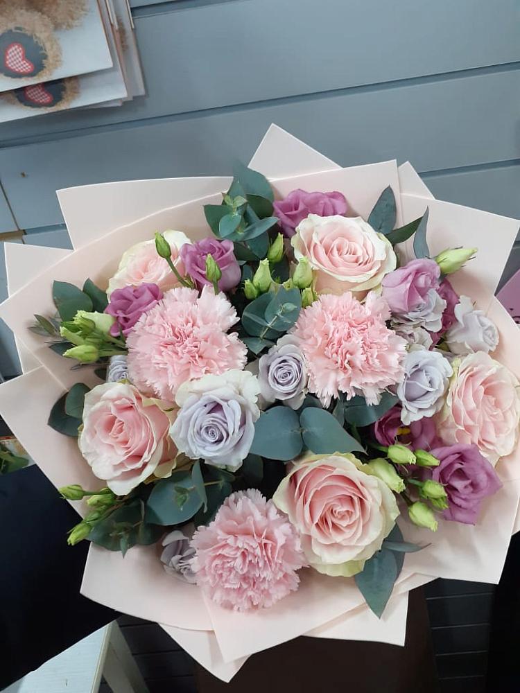 Букет цветов из: Розы, Гвоздики и Лизиантусы в Бакчаре