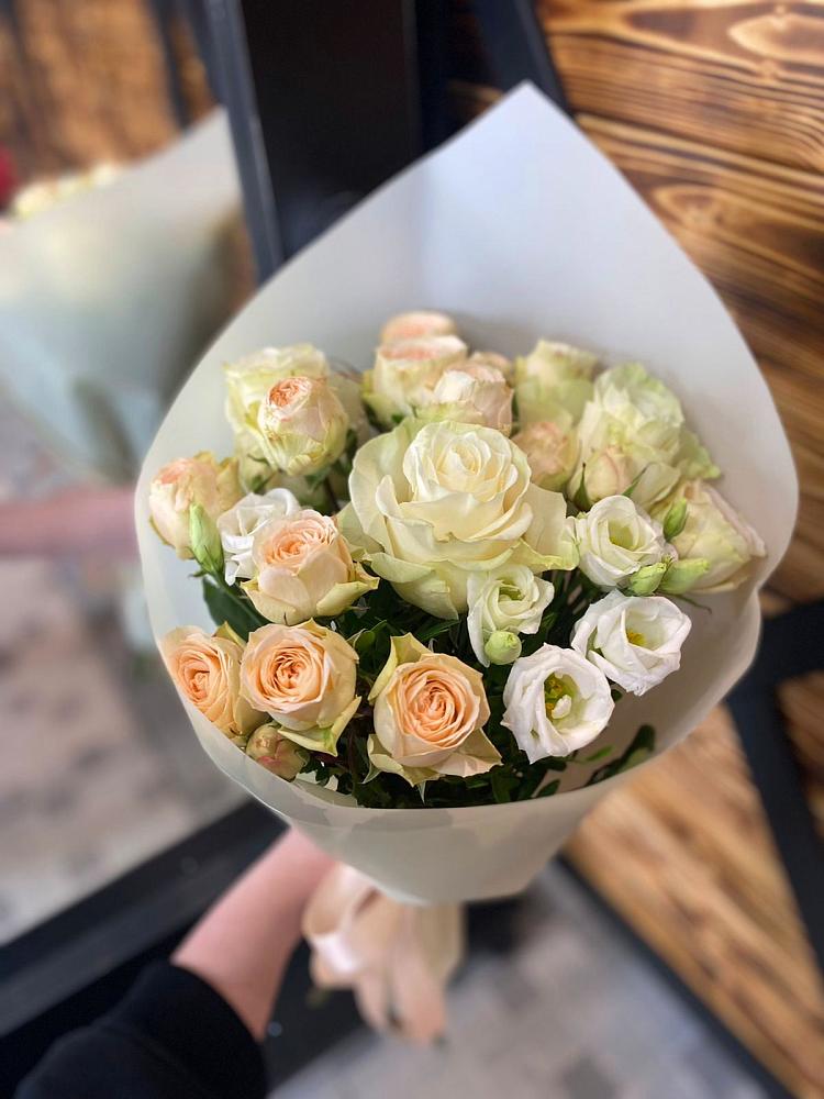 Букет цветов из: Розы и Лизиантусы в Бакчаре